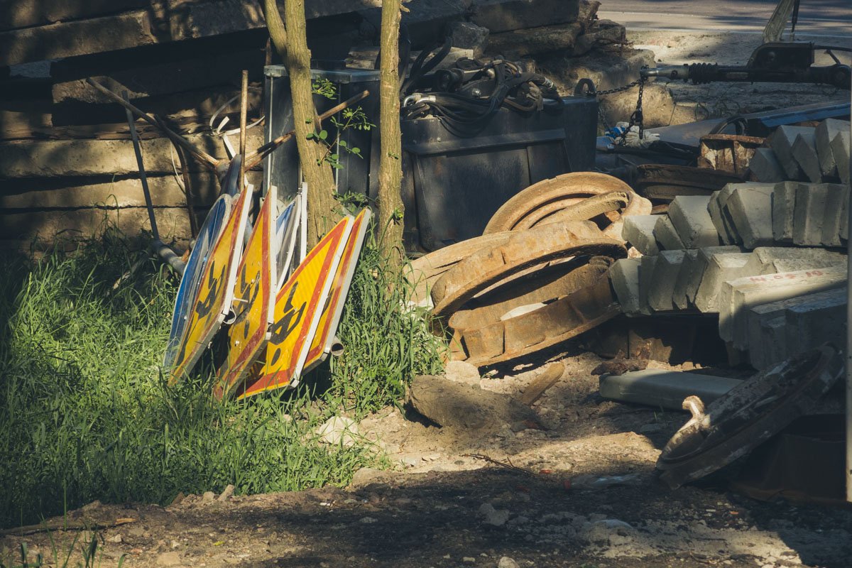 Уже ненужные ограничительные знаки валяются на обочине дороги и истории Уже ненужные ограничительные знаки валяются на обочине дороги и истории