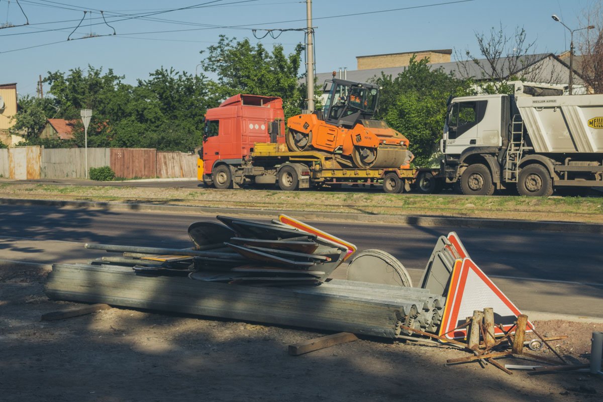 Однако на улице все еще не уехала ремонтная техника Однако на улице все еще не уехала ремонтная техника