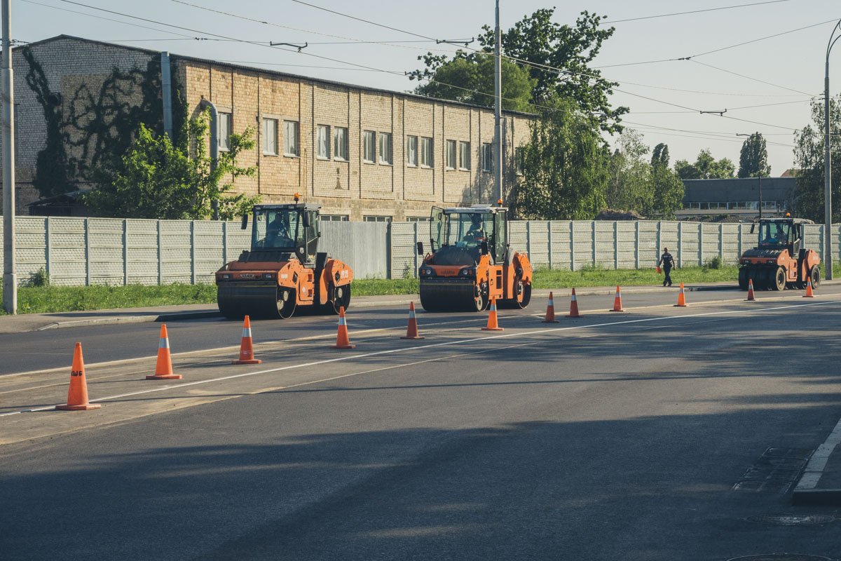 Практически вся дорога уже полностью заасфальтирована,. однако на отдельных участках все еще активно работают катки Практически вся дорога уже полностью заасфальтирована,. однако на отдельных участках все еще активно работают катки