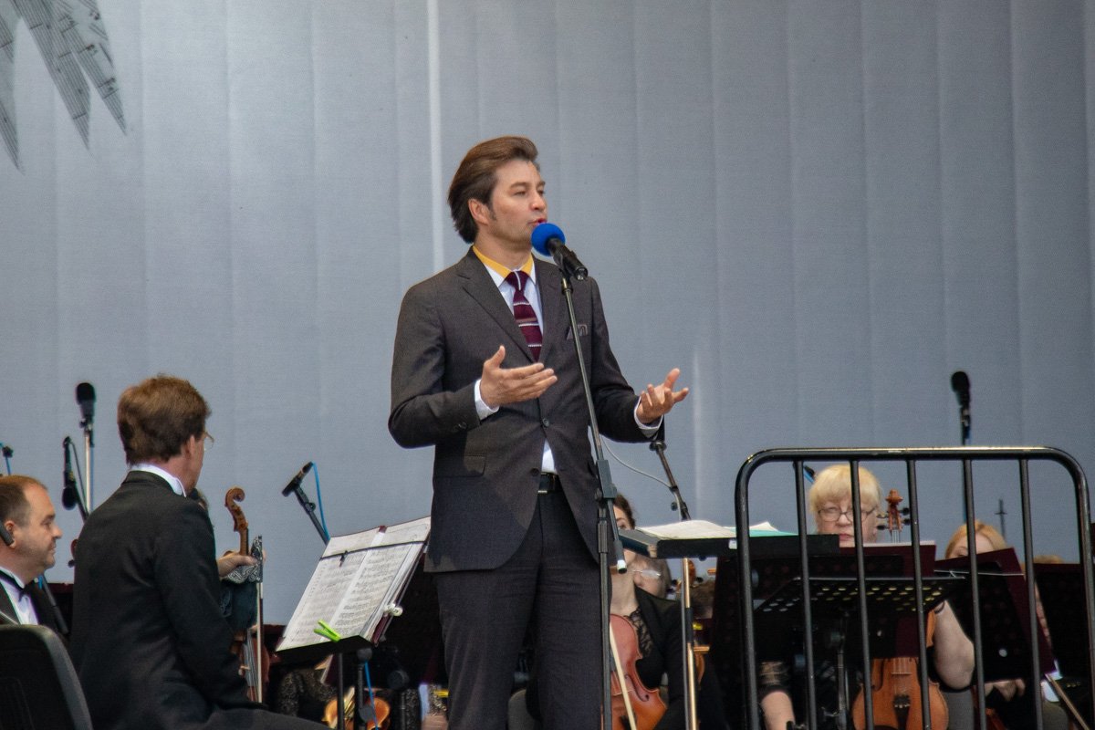 Концерт начался с поздравлений Министра культуры Евгения Нищука 