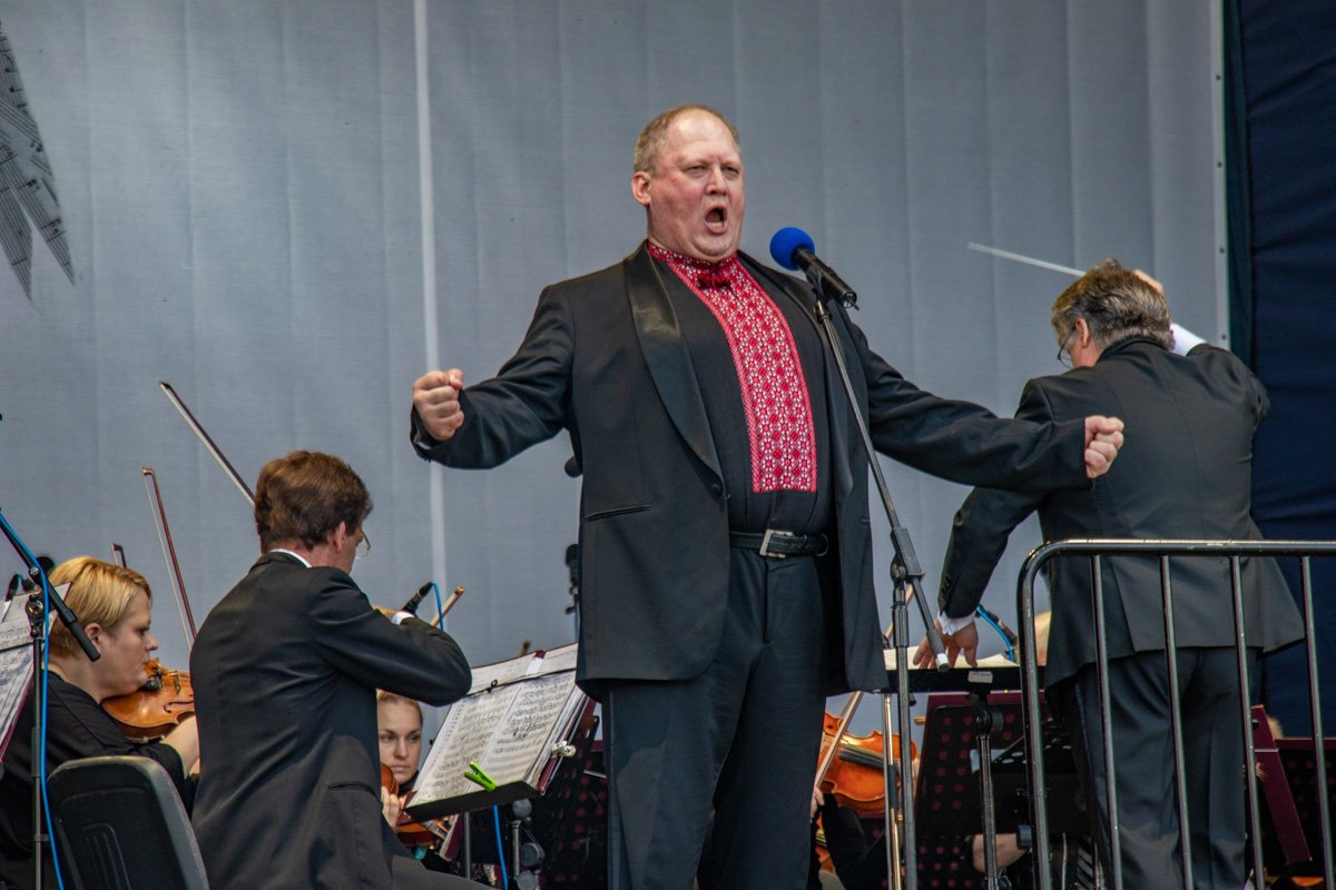 Концерт открывал всемирно известный оперный исполнитель Тарас Штонда