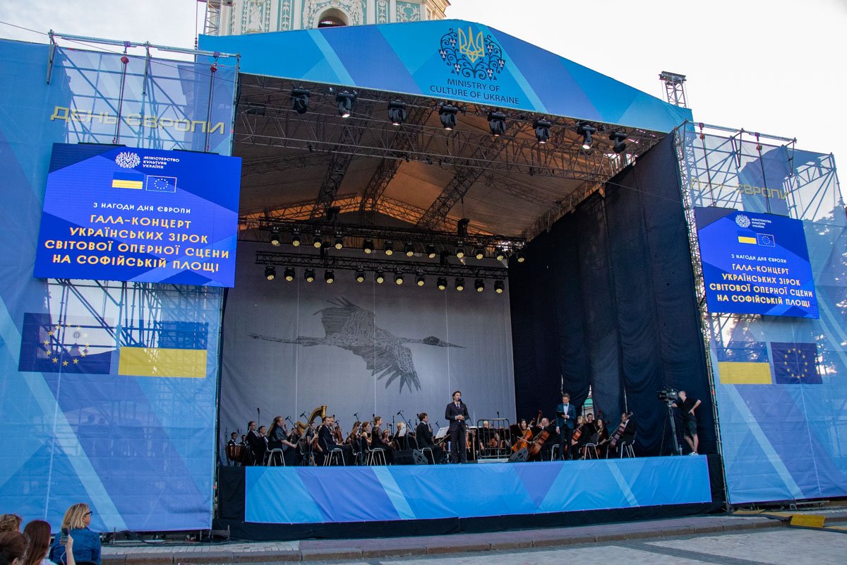 Сцену оформила ученица 9 класса Александра Шпильфогель, которая создала птицу из нот 