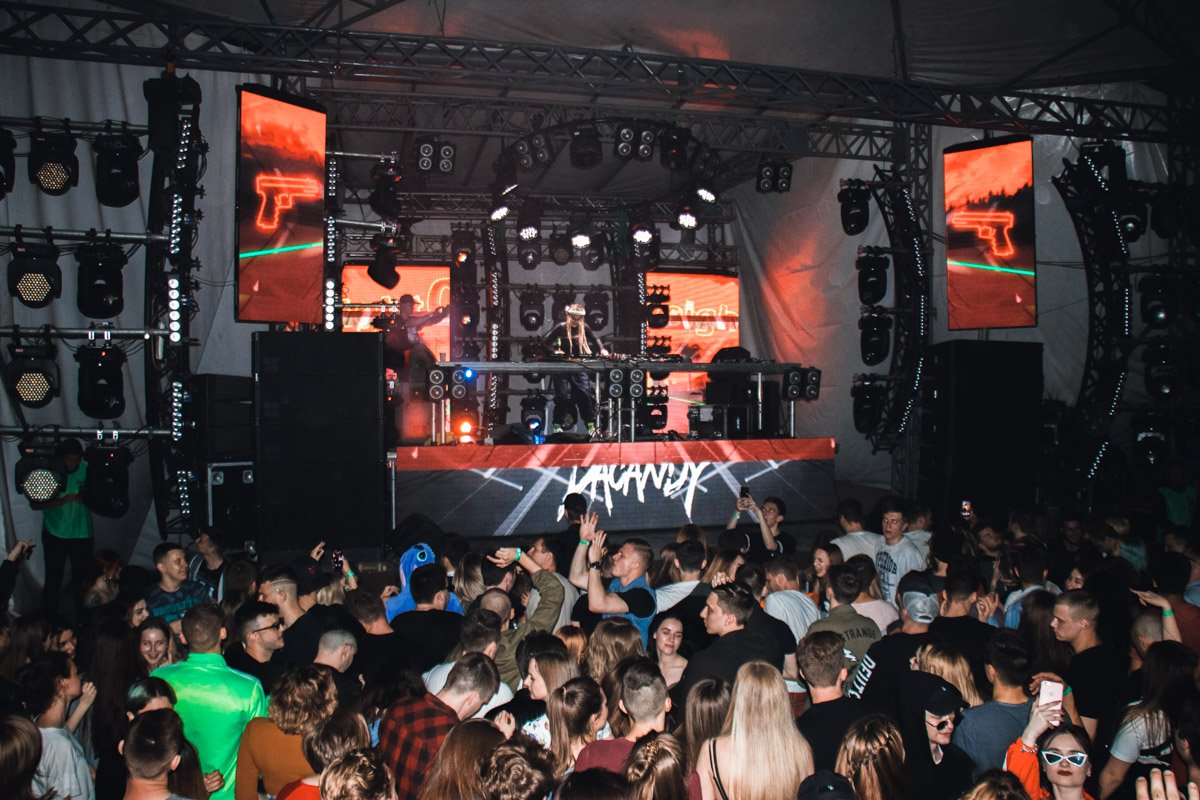 Электронная музыка - музыка на любителя, но таких любителей, как видно, много