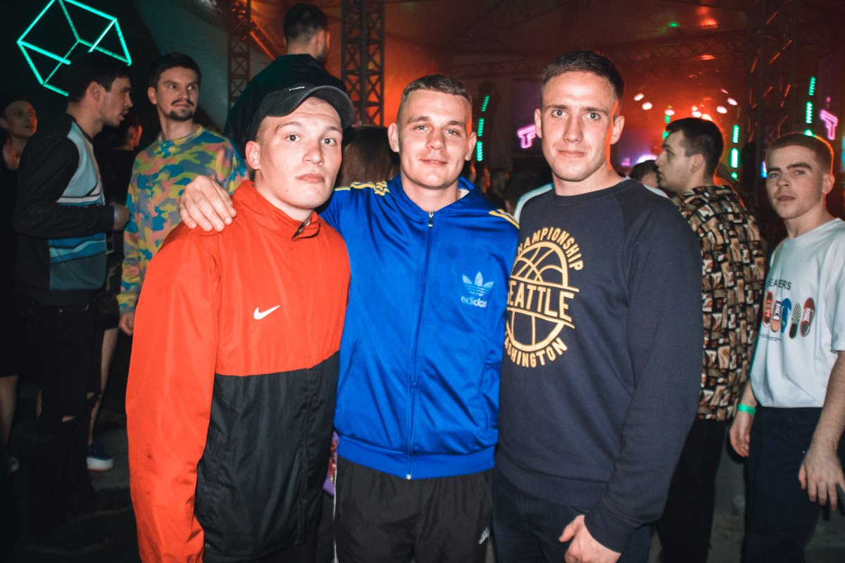 Парни на спортике :)