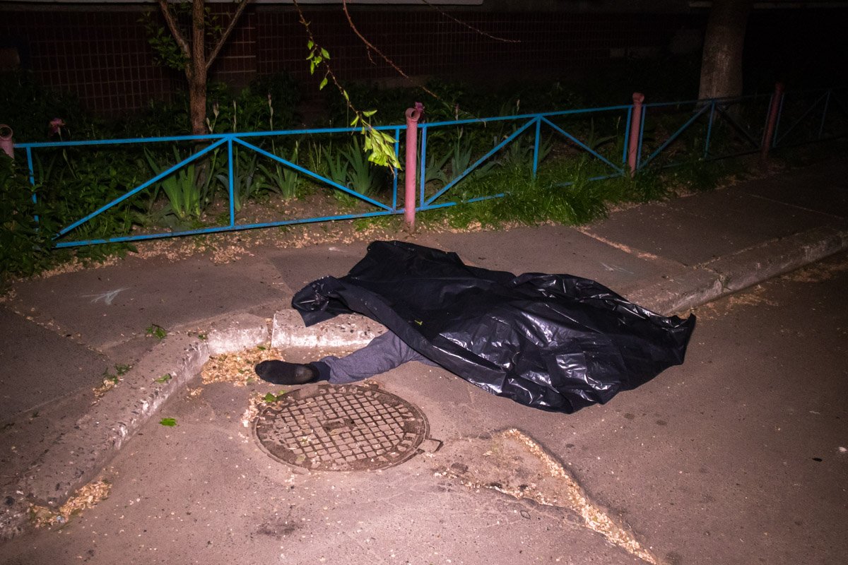 Тело лежало во дворе дома