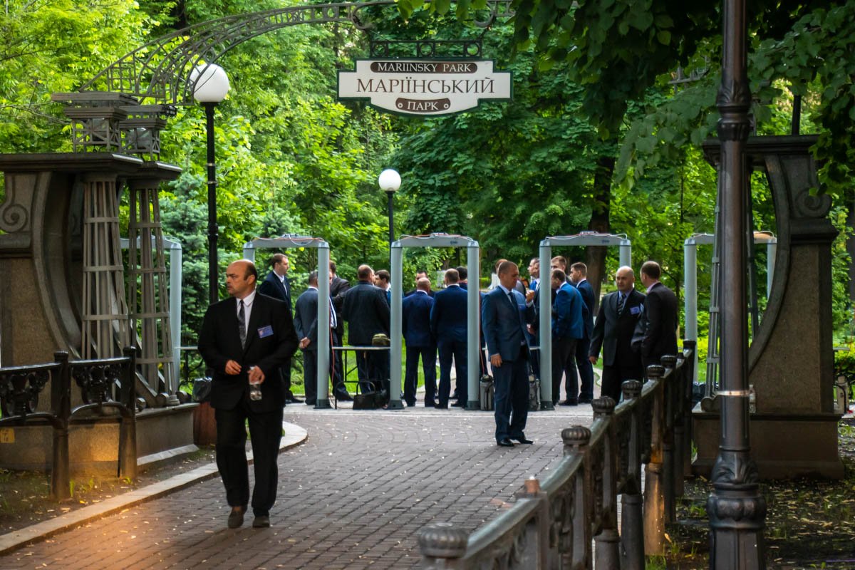 На всех входах в парк установлены рамки-детекторы