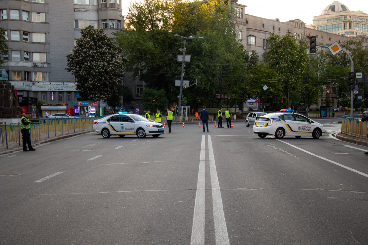 Ровно в 06:00 полиция перекрыла движение по заранее запланированной схеме