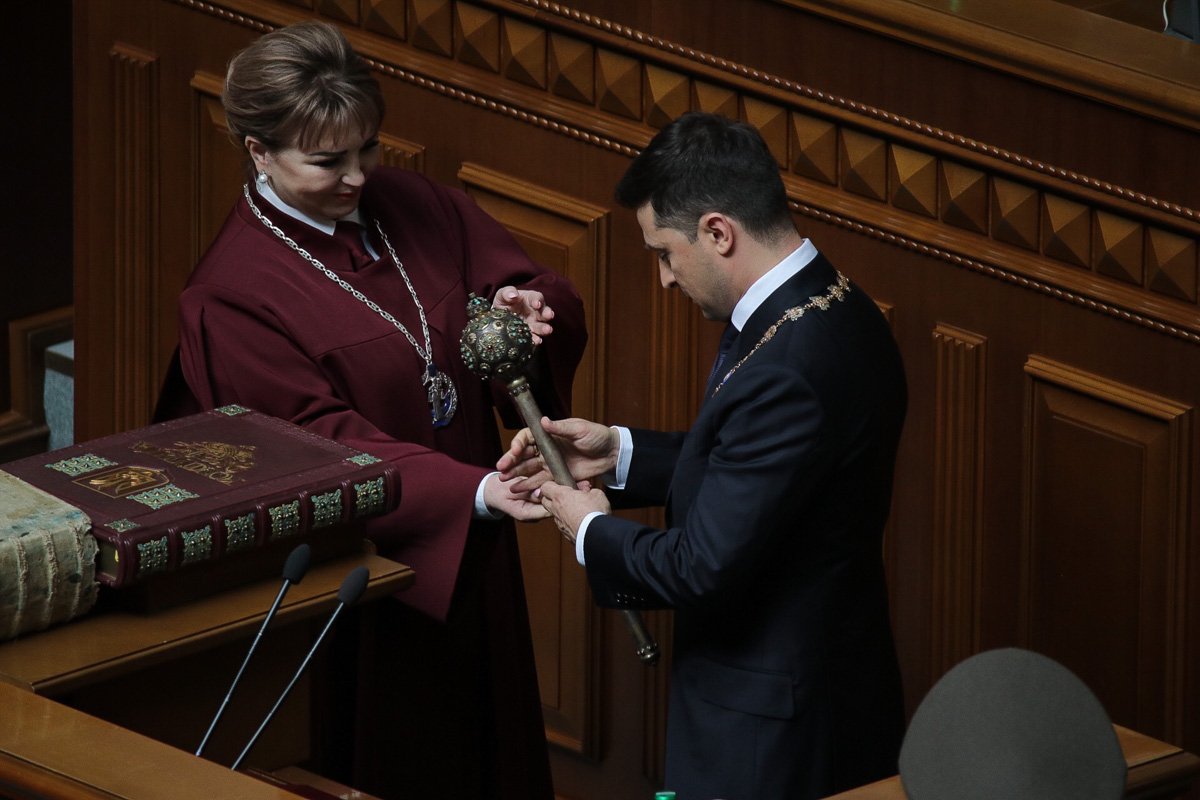 Глава Конституционного Суда Наталья Шаптала вручает булаву Президента Украины 