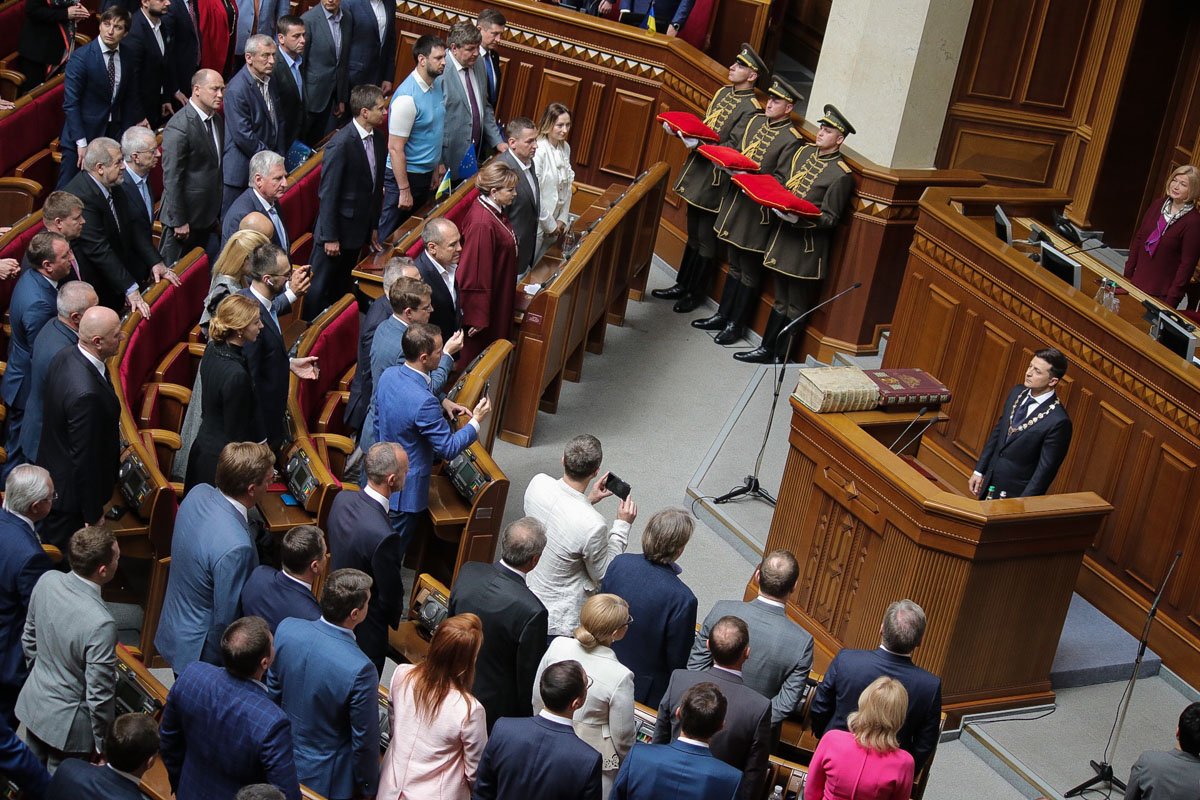 Нового Президента Владимира Зеленского приветствуют народные депутаты Украины