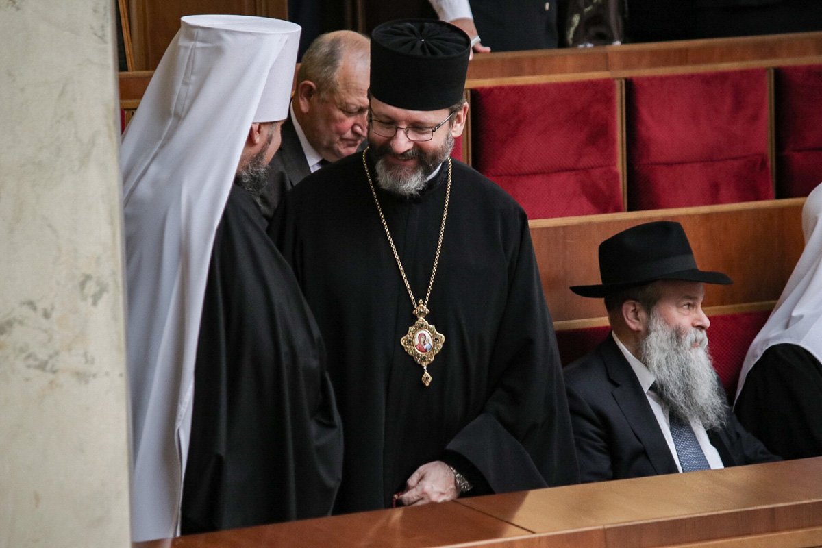 На инаугурацию прибыли глава ПЦУ Епифаний, предстоятель греко-католической церкви Святослав Шевчук и главный раввин Днепропетровска и Днепропетровской области Шмуэль Каминецкий