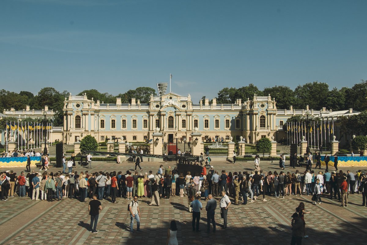 Люди начали собираться в Мариинском парке с раннего утра