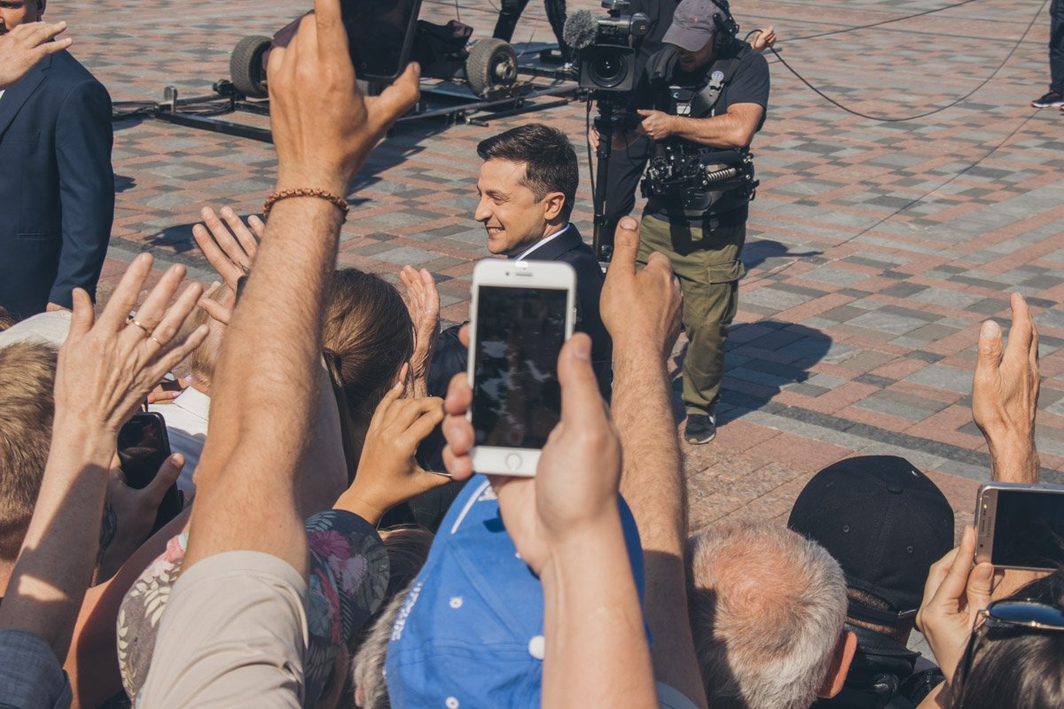 По пути в Верховную Раду он даже успел сделать несколько селфи 