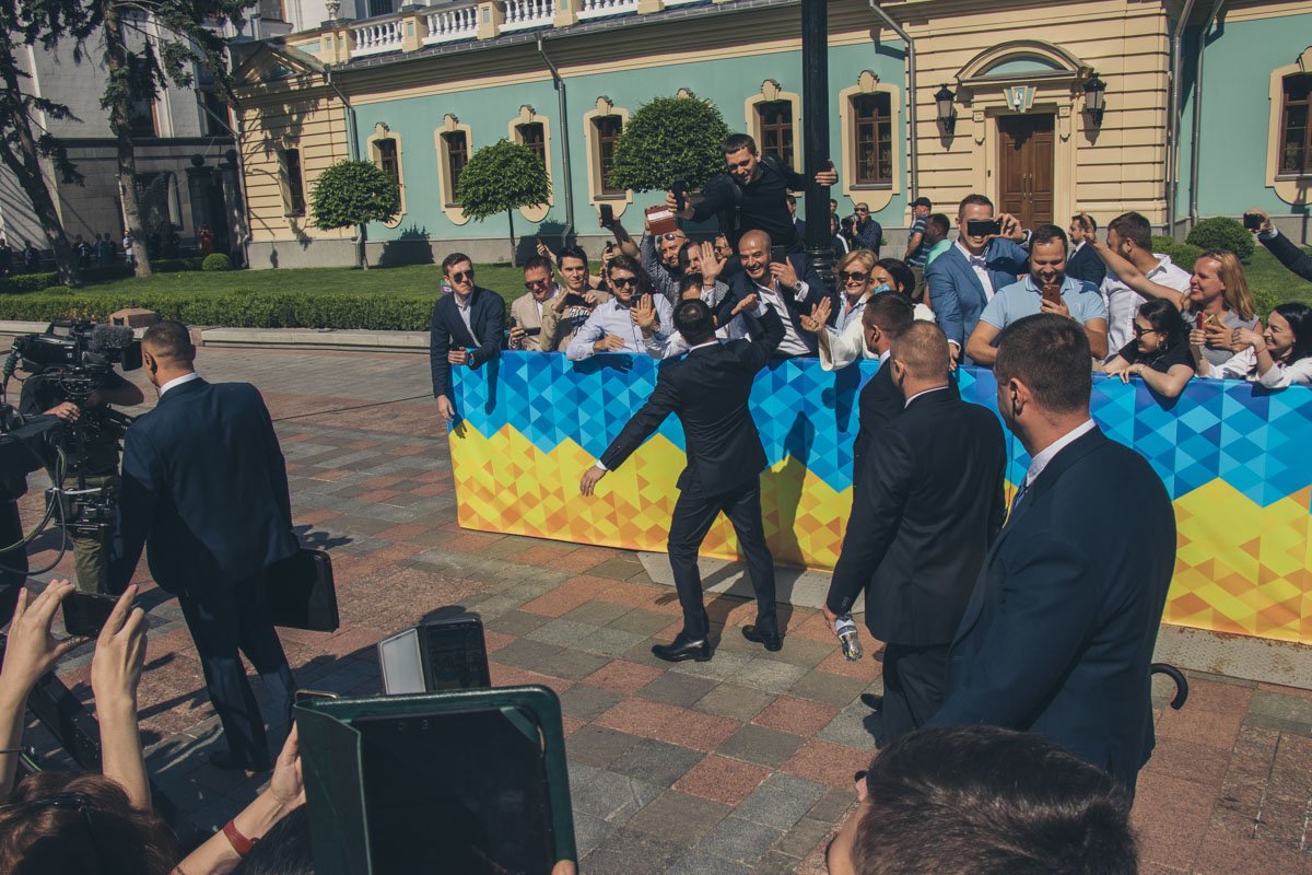 Эмоциональное приветствие нового Президента