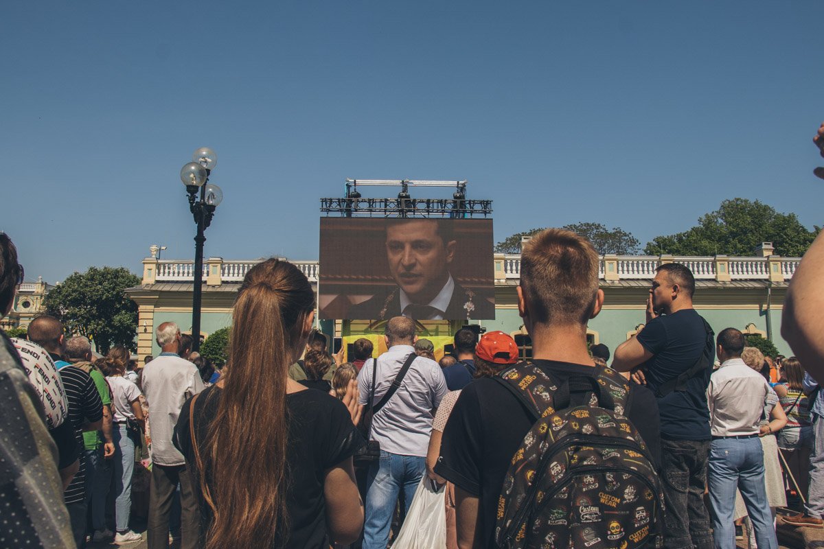 Сотни людей внимательно слушали речь нового главы государства 