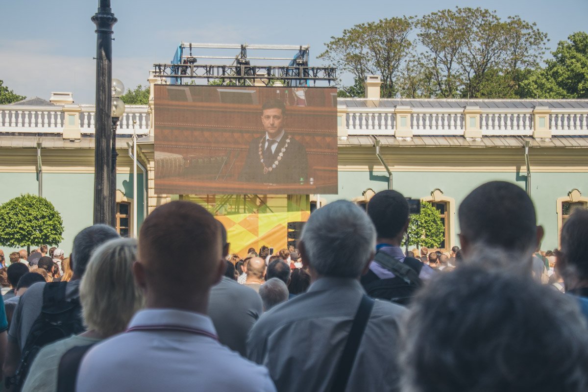 В конце своей речи Зеленский объявил о роспуске Верховной Рады