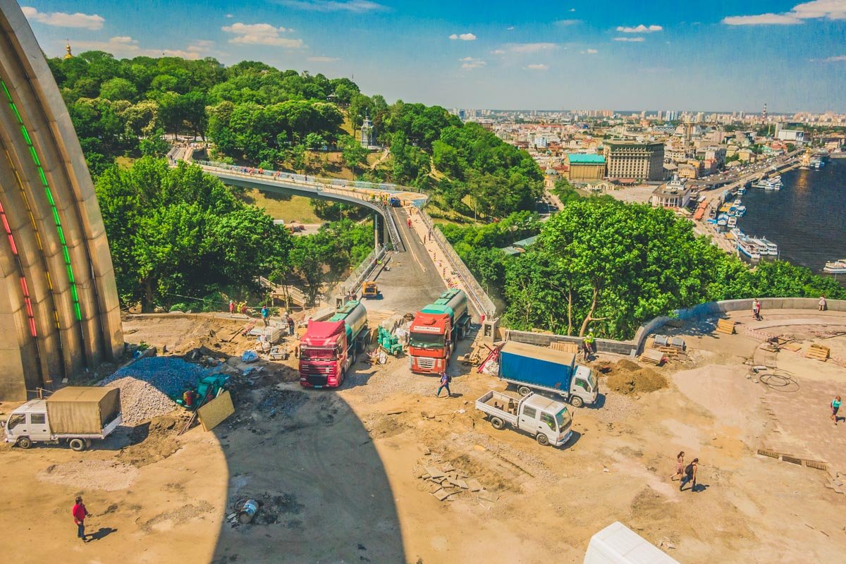 На переходе кладут асфальт