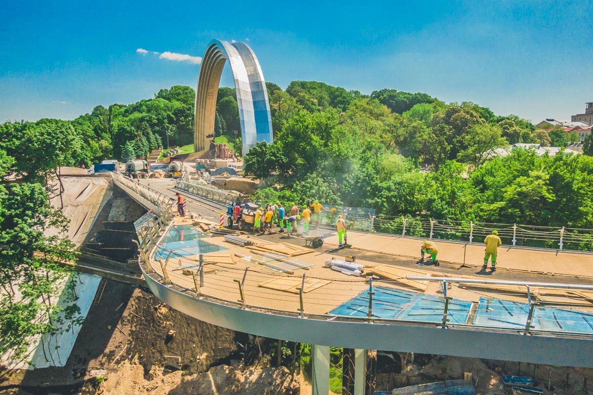 Продолжается также установка прозрачного пола 