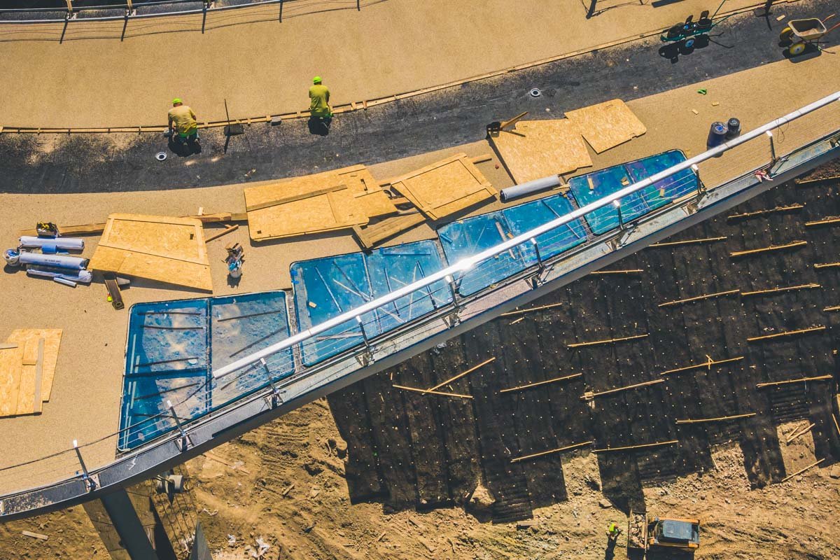 Уже установленные стеклянные секции