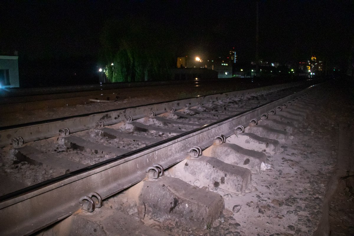 На железнодорожных путях электричка сбила мужчину