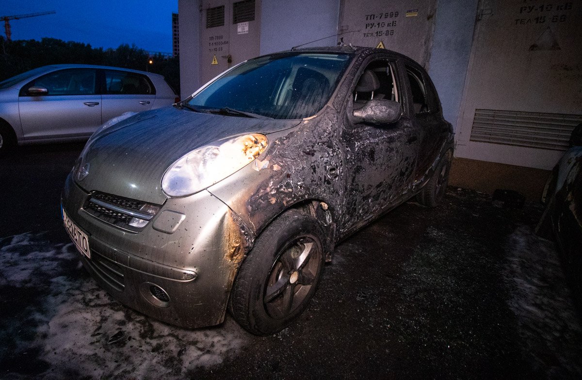 Из-за ветра и плотности парковки, огонь распространился на соседние машины