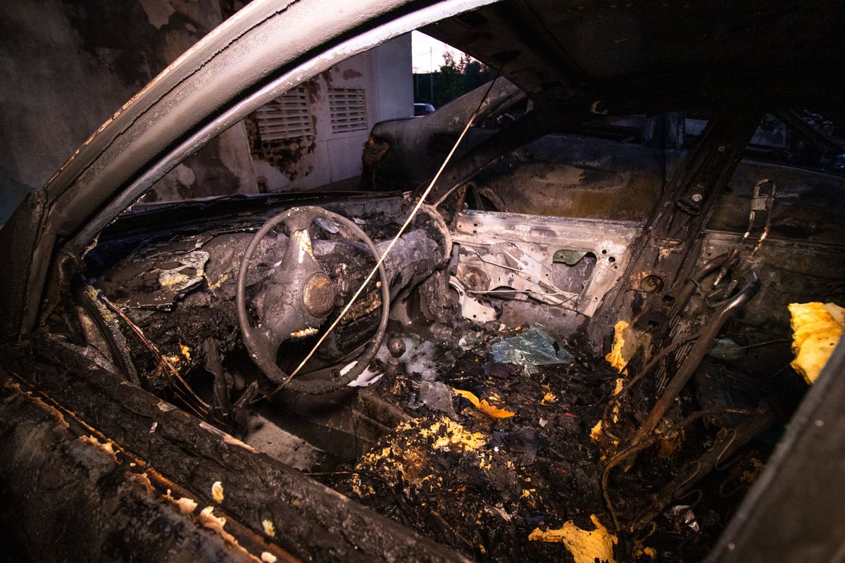 Три машины огонь уничтожил полностью