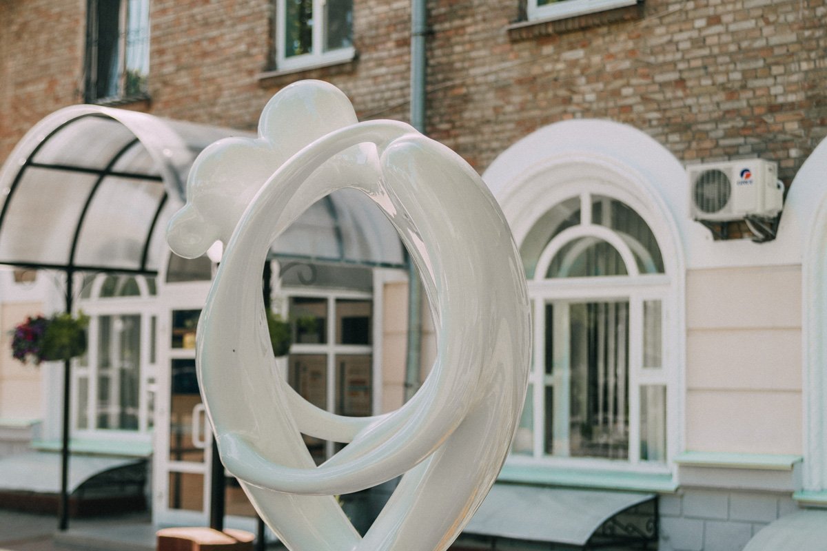 В Киеве заместитель Министра юстиции по государственной регистрации Ирина Садовская открыла скульптуру влюбленных