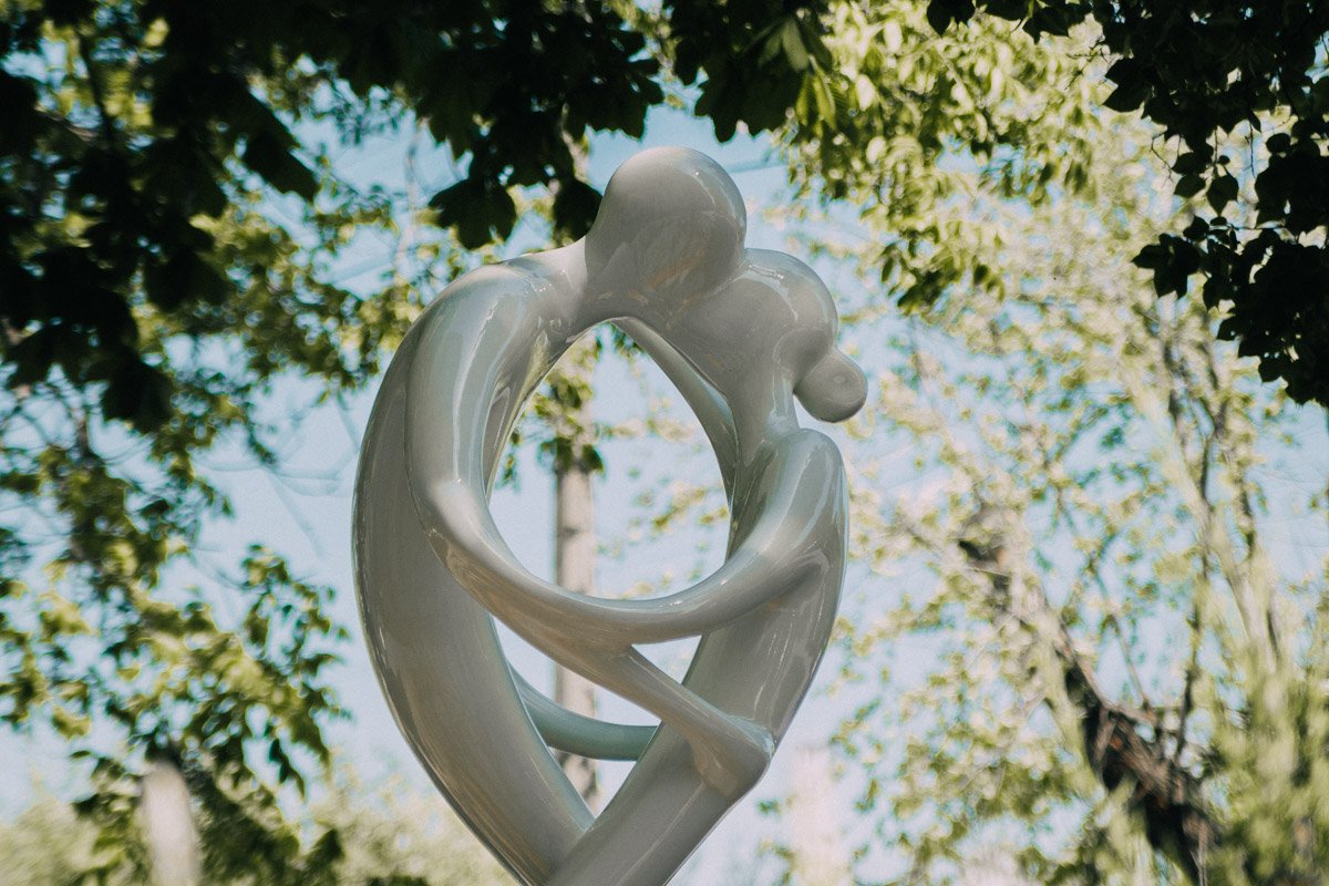 Открытие памятника состоялось символически 15 мая в День семьи