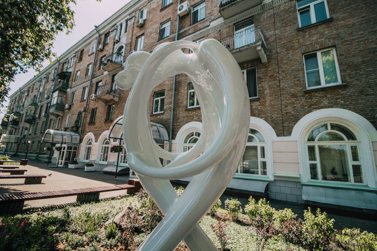 Монумент выглядит как пара влюбленных, которые сплелись в объятиях и целуются