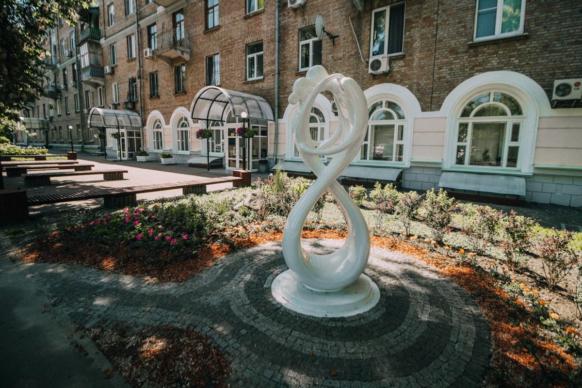 По форме он напоминает цифру восемь