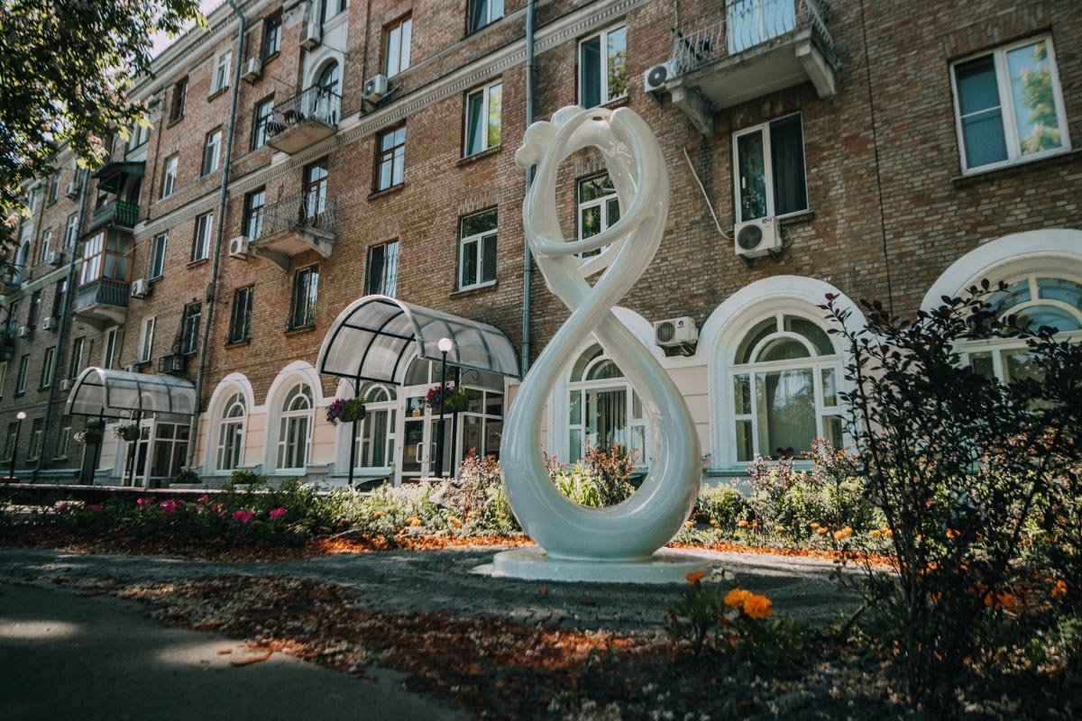 А в перевернутом виде выглядит как знак бесконечности, в чем заложен очень глубокий смысл