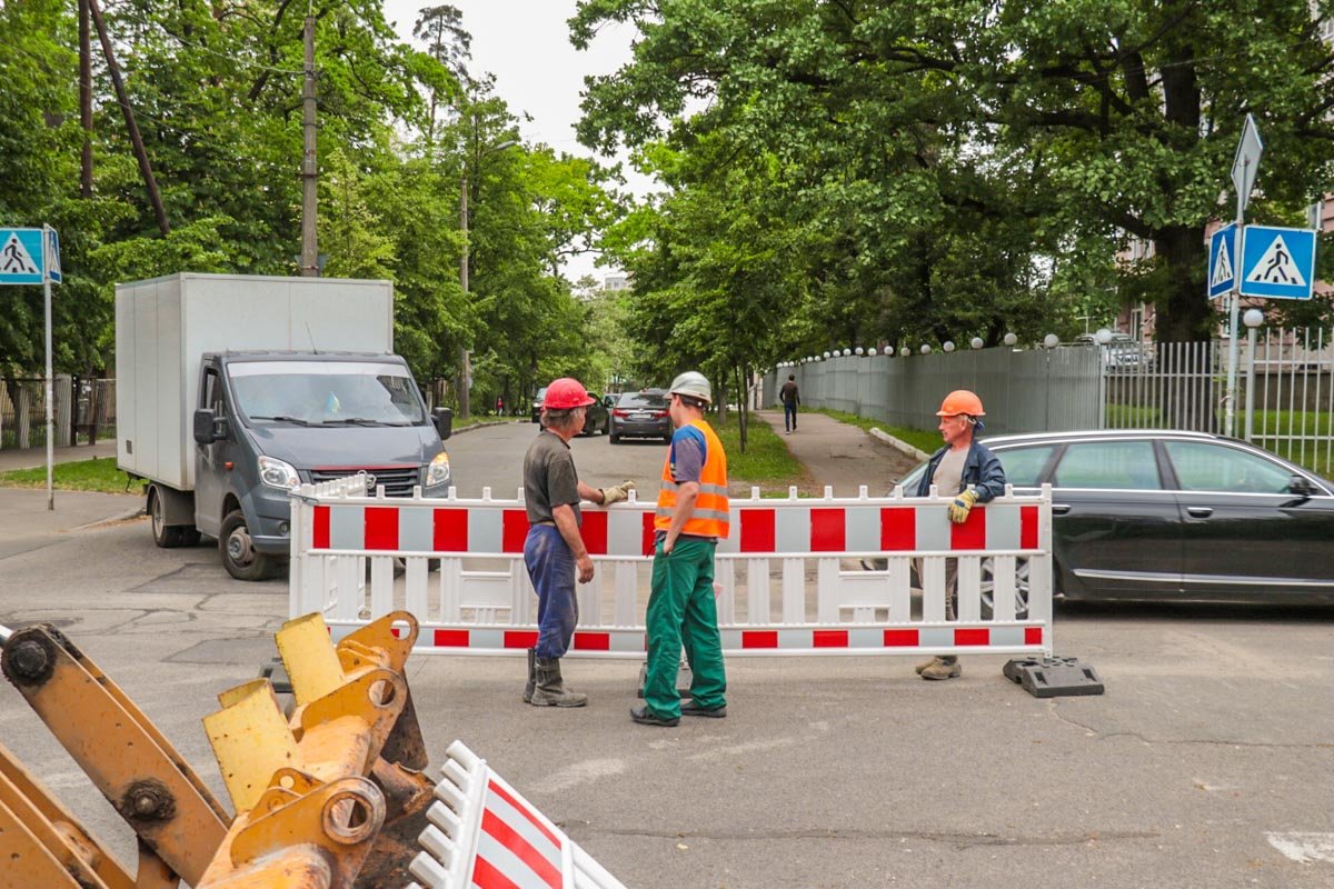 После окончания следственных действий рабочие "Киевзеленстроя" распилят дерево и освободят проезд для автомобилей После окончания следственных действий рабочие "Киевзеленстроя" распилят дерево и освободят проезд для автомобилей