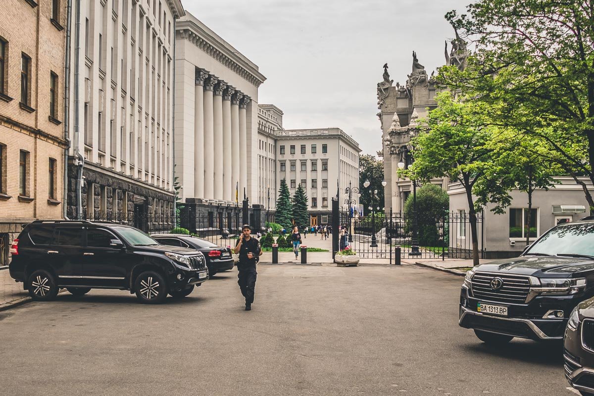 В Киеве с улицы Банковой, где находится Администрация Президента, убрали кордон солдат Национальной гвардии