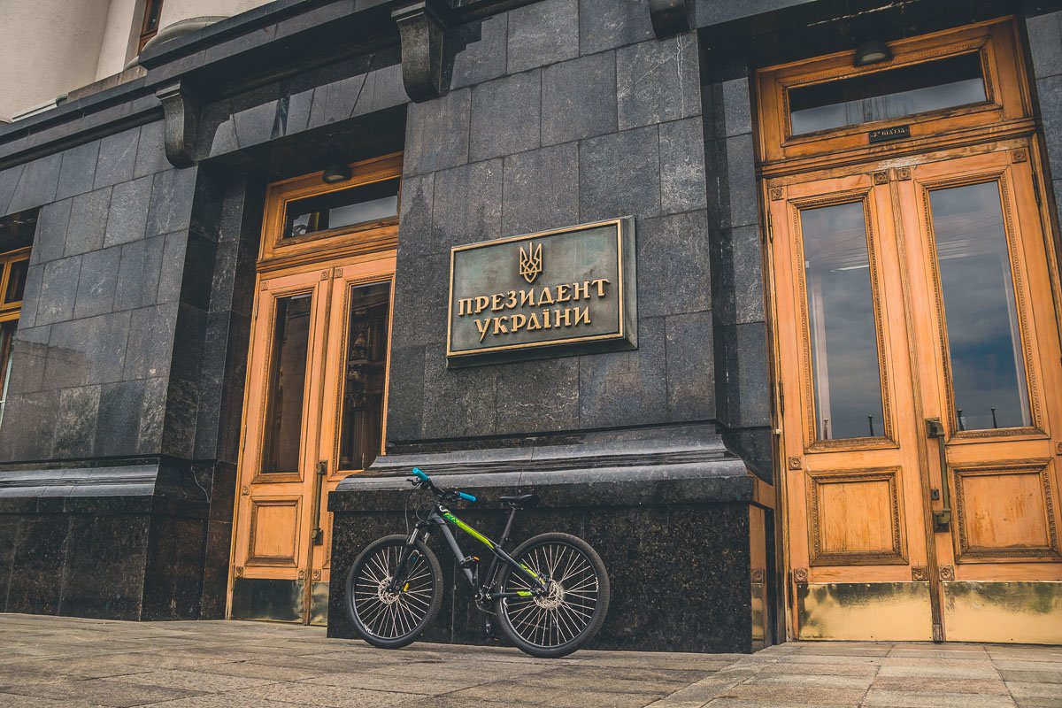 Нардеп Украины и глава Радикальной партии Олег Ляшко, воспользовался свободным проходом, и прибыл на встречу Президента с руководителями парламентских фракций на велосипеде
