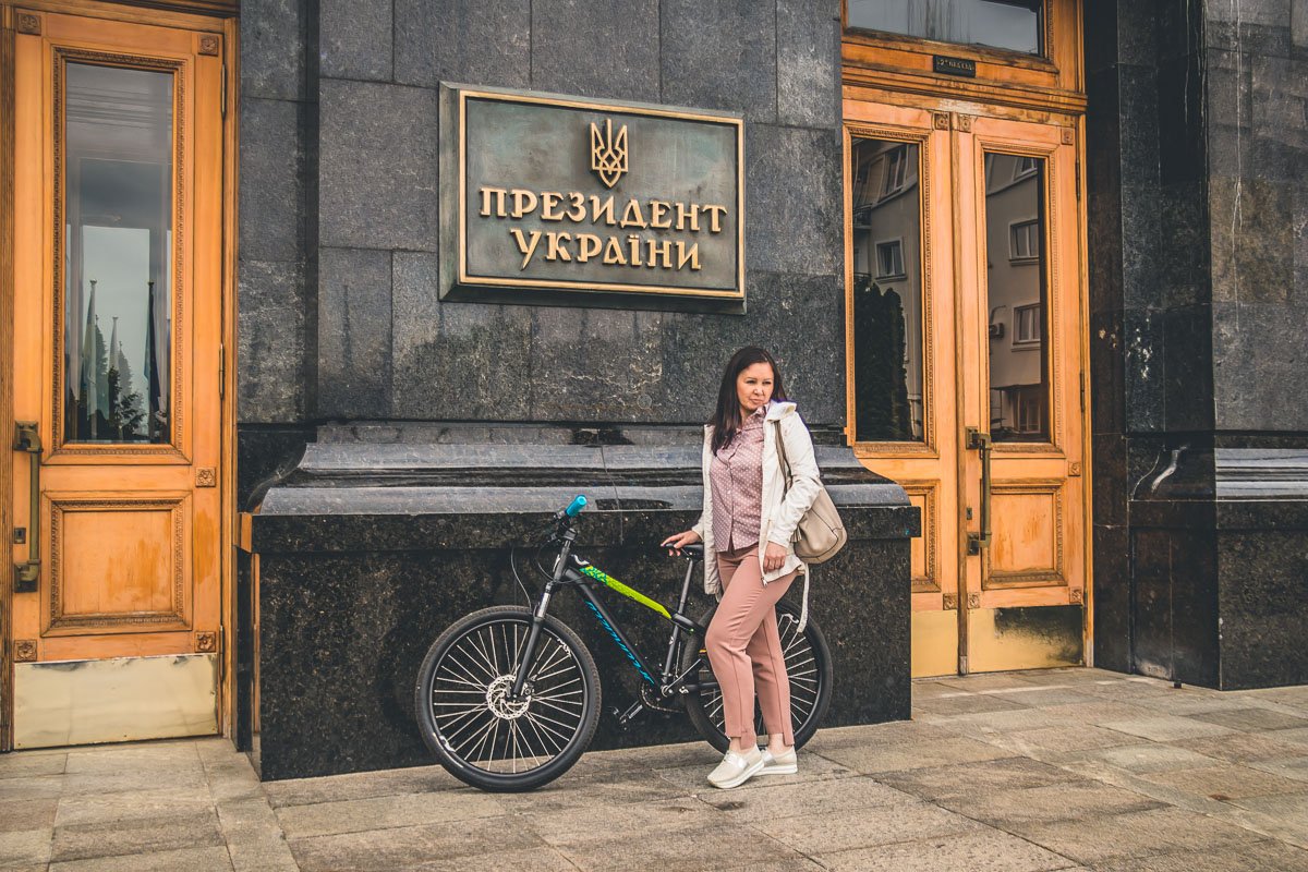 Ляшко разрешил журналистам прокатиться на его велосипеде