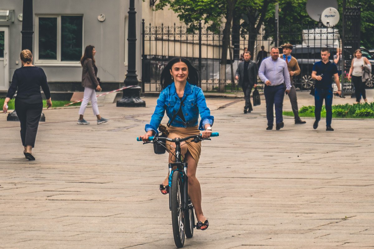 Девушка чувствует себя замечательно, управляя велосипедом Олега Ляшко