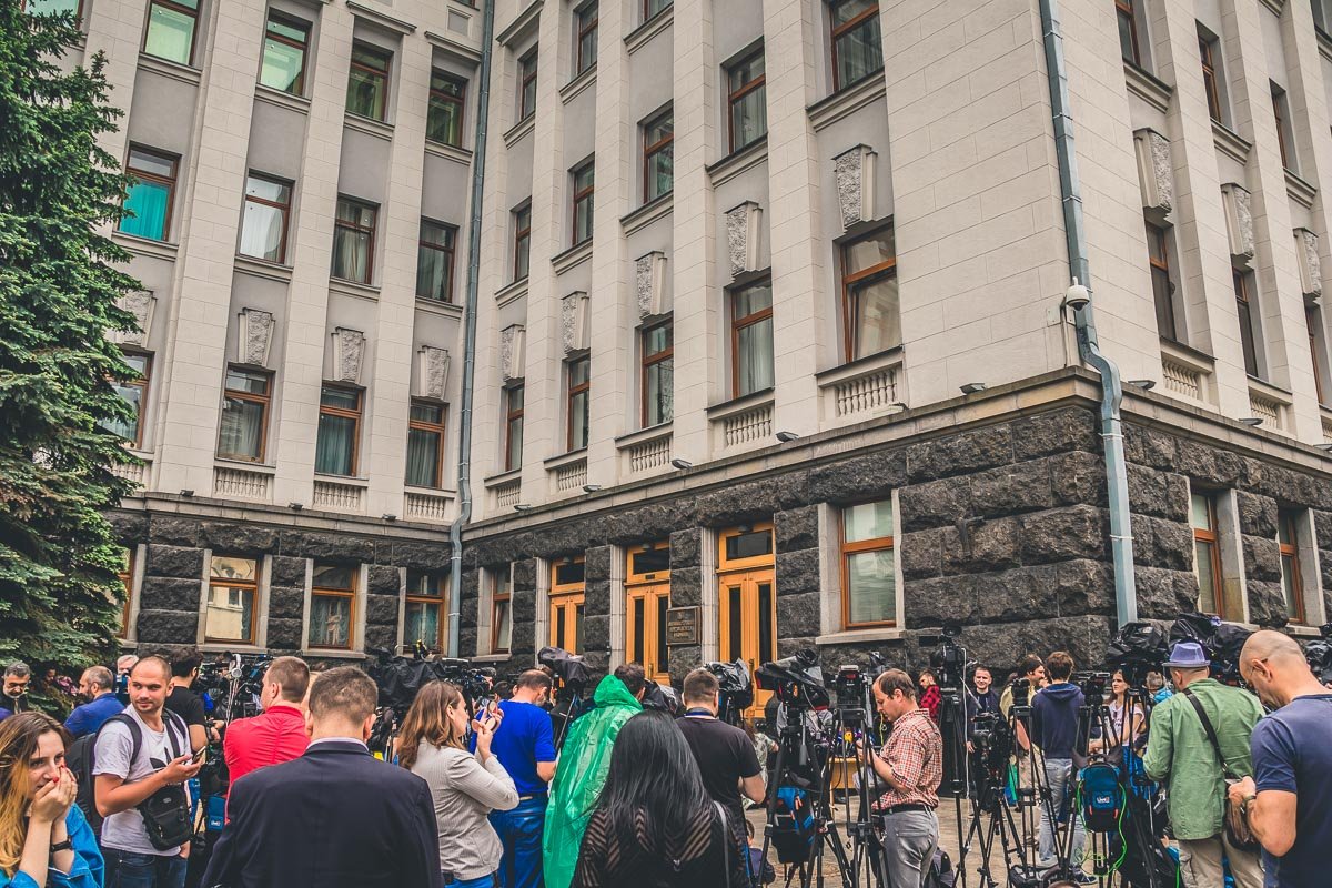 Под АП собралось множество представителей СМИ