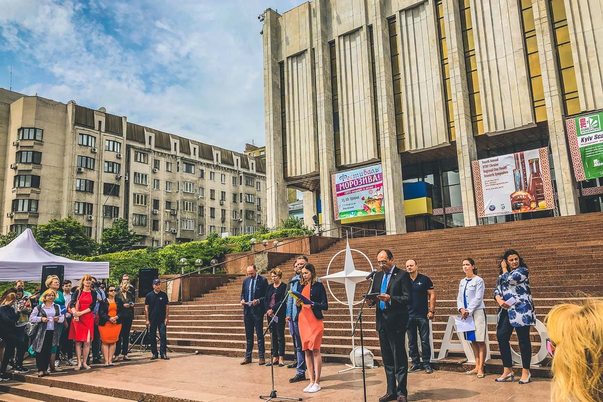 В нем приняли участие представители НАТО из стран Европы, Канады и Америки