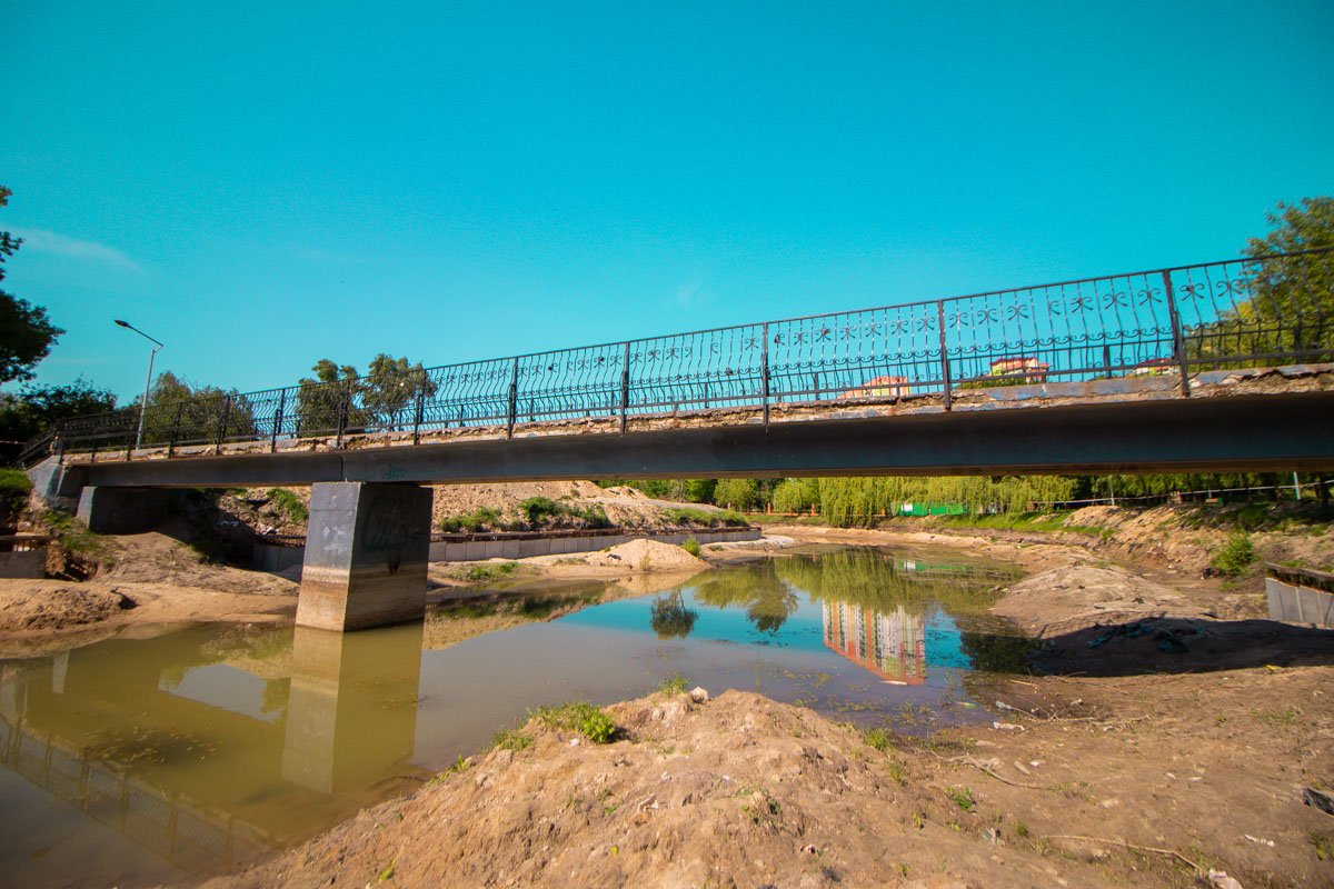 В Киеве на озере в парке "Отрадный" возобновили работы по благоустройству территории