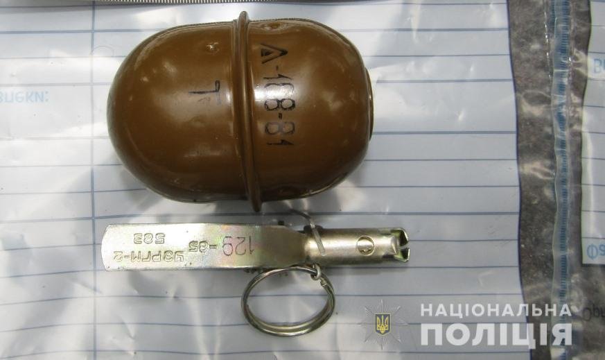 Позже обыск провели и в квартире у мужчины. Там у него нашли еще патроны и две дымовые шашки Позже обыск провели и в квартире у мужчины. Там у него нашли еще патроны и две дымовые шашки