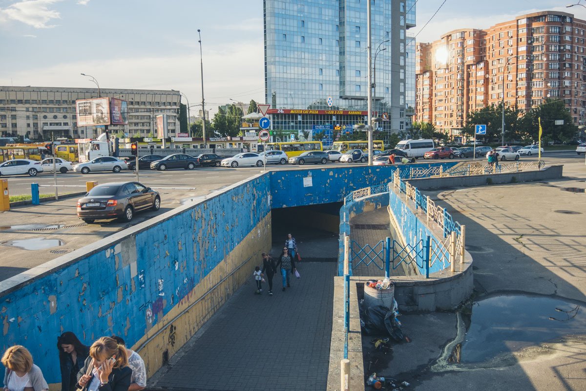 Поскольку в последнее время значительно увеличилось количество посетителей ВДНГ, это снижает уровень безопасности пешеходов