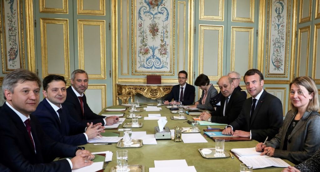 Трофимов (первый слева) во время встречи Зеленского и президента Франции