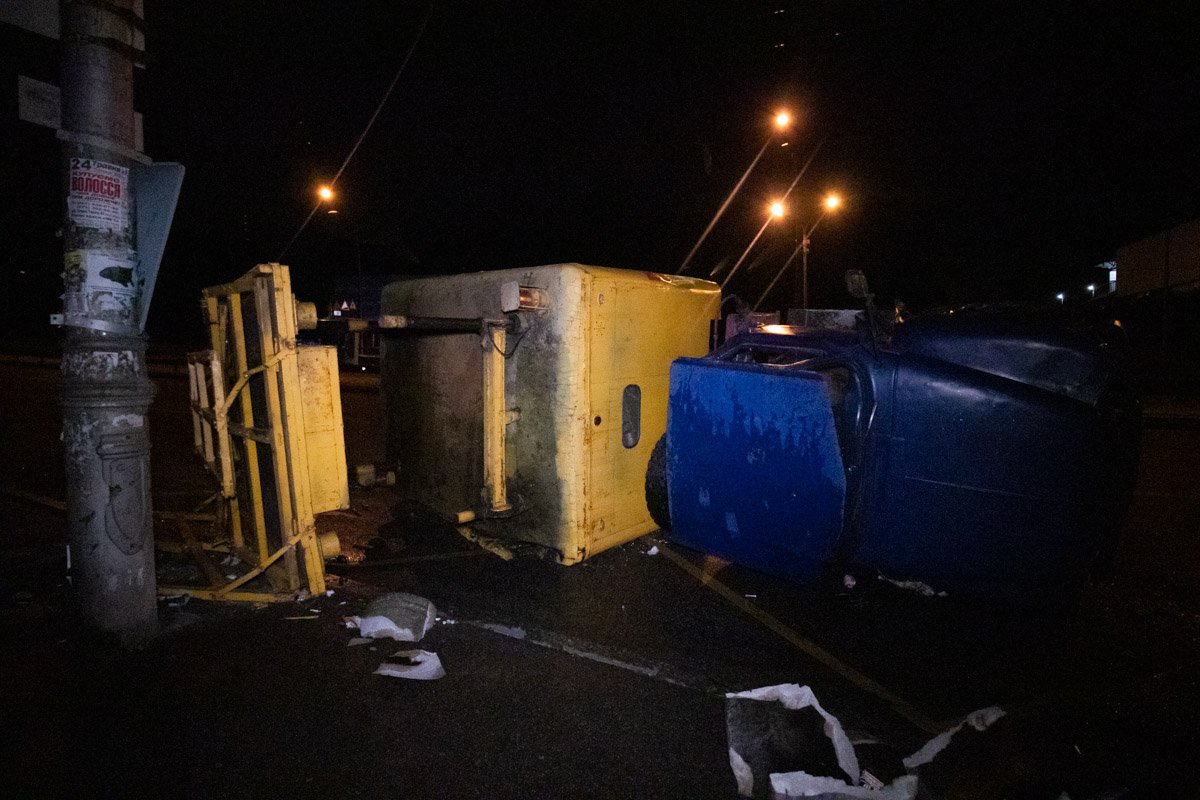 На улице Стеценко перевернулся автовышка