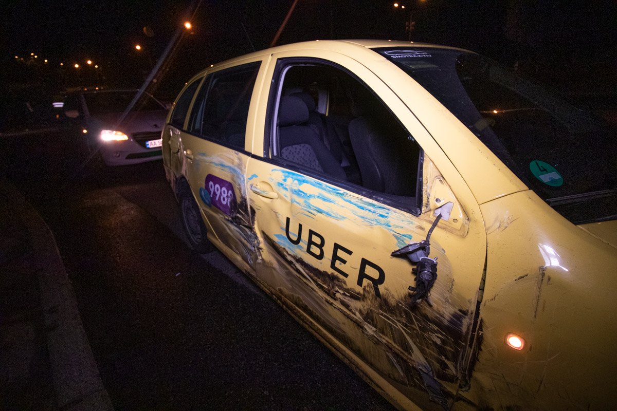 По словам коммунальщиков, таксист подрезал и ударил аварийный грузовик 