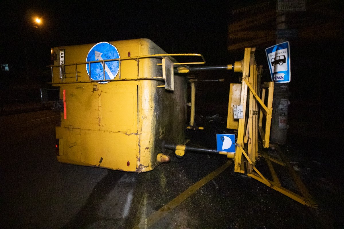 Автовышка упала на бок возле остановки 