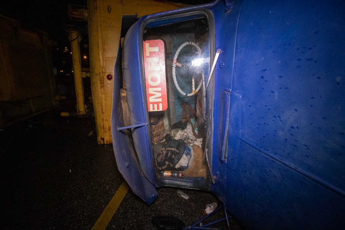 Автовышка ехала на ремонт контактной сети троллейбусов 