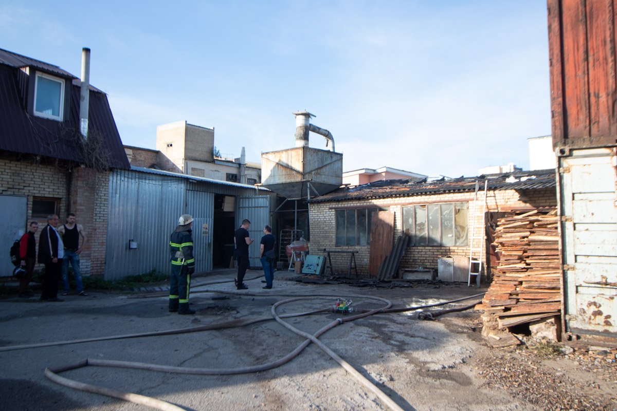 На место выехали бойцы 25-й пожарной части На место выехали бойцы 25-й пожарной части