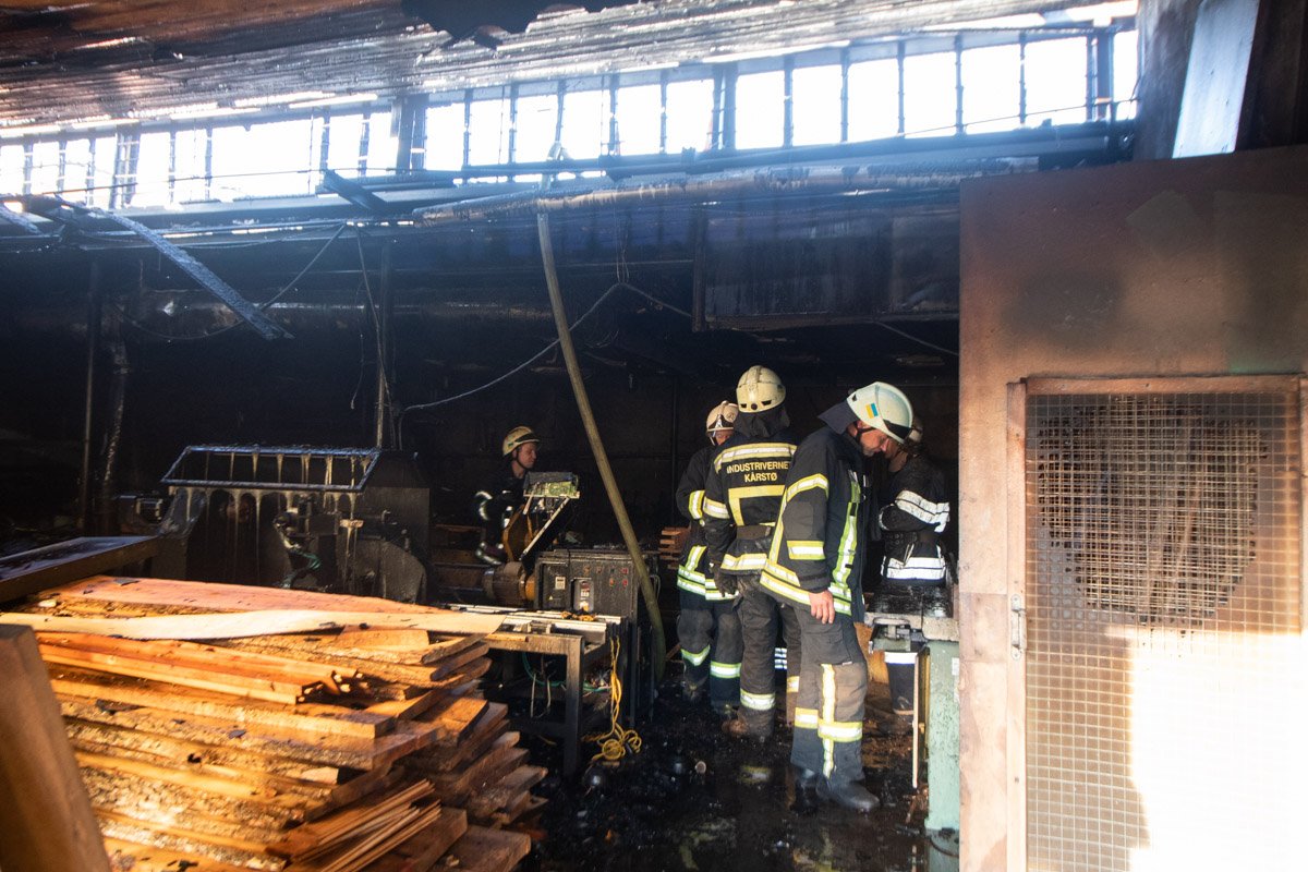 Внутри склада находилась древесина Внутри склада находилась древесина