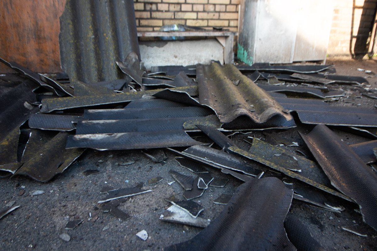 Пожарные разобрали часть кровли Пожарные разобрали часть кровли