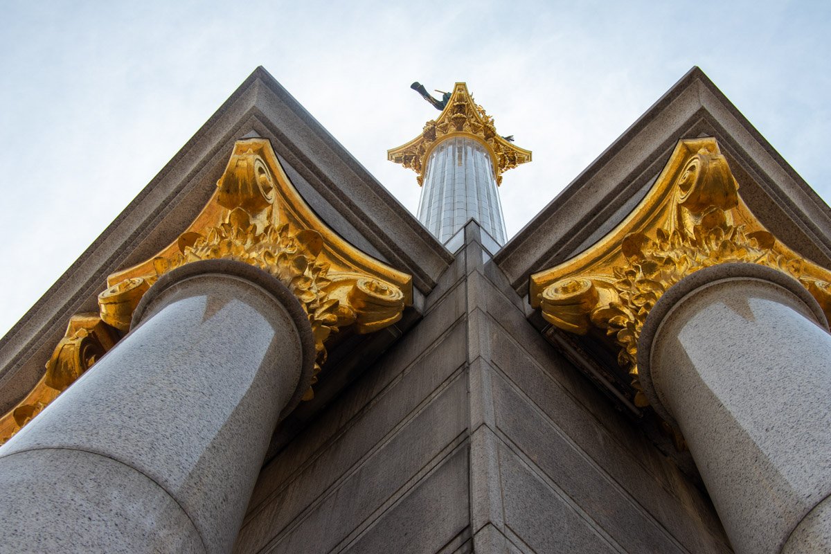 В высоту памятник достигает 62 метров В высоту памятник достигает 62 метров