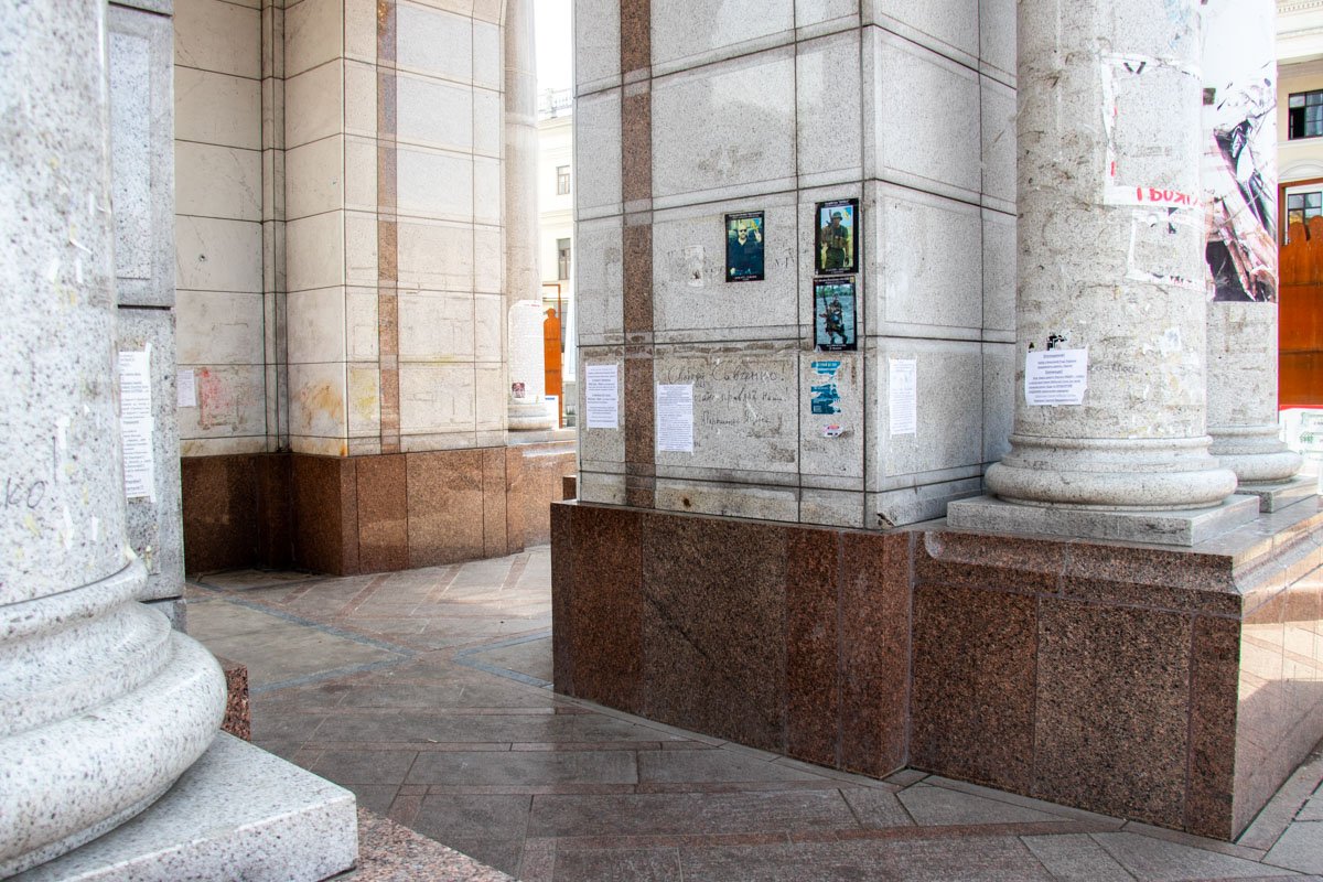 Сейчас постамент выглядит достаточно грязным Сейчас постамент выглядит достаточно грязным